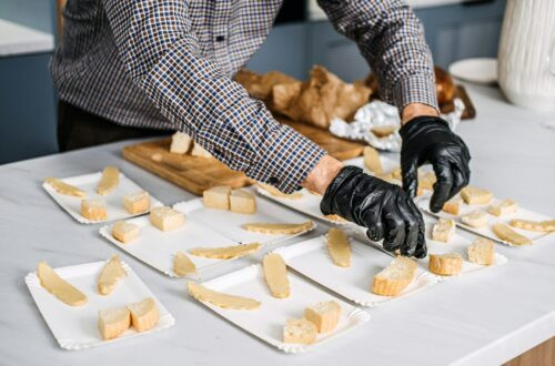 Traiteur préparant des plateaux de fromages pour un événement.