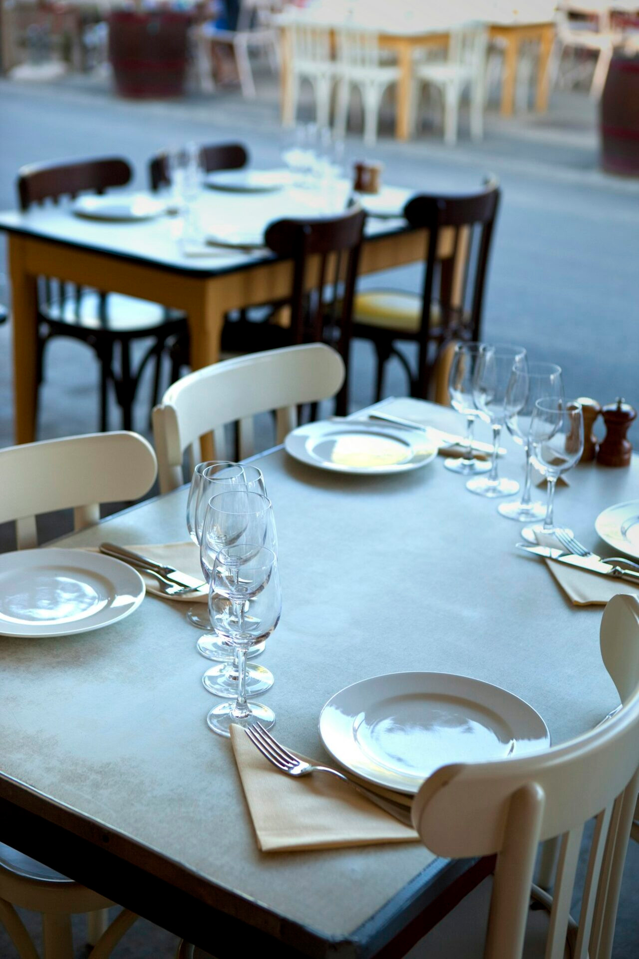 Table dressée dans un bistro français