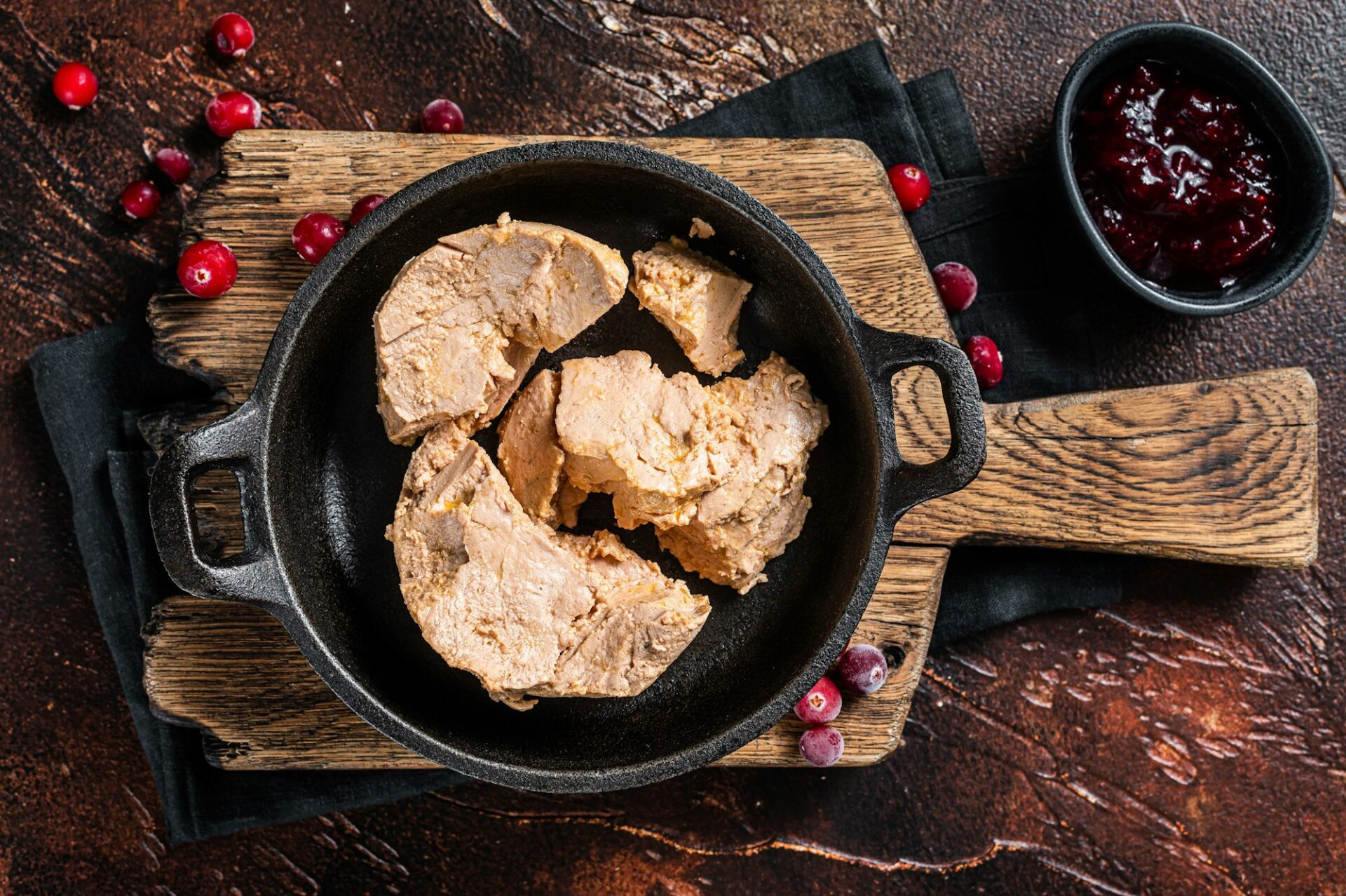 Pâté de foie gras de canard franch et marmelade d'airelles. 