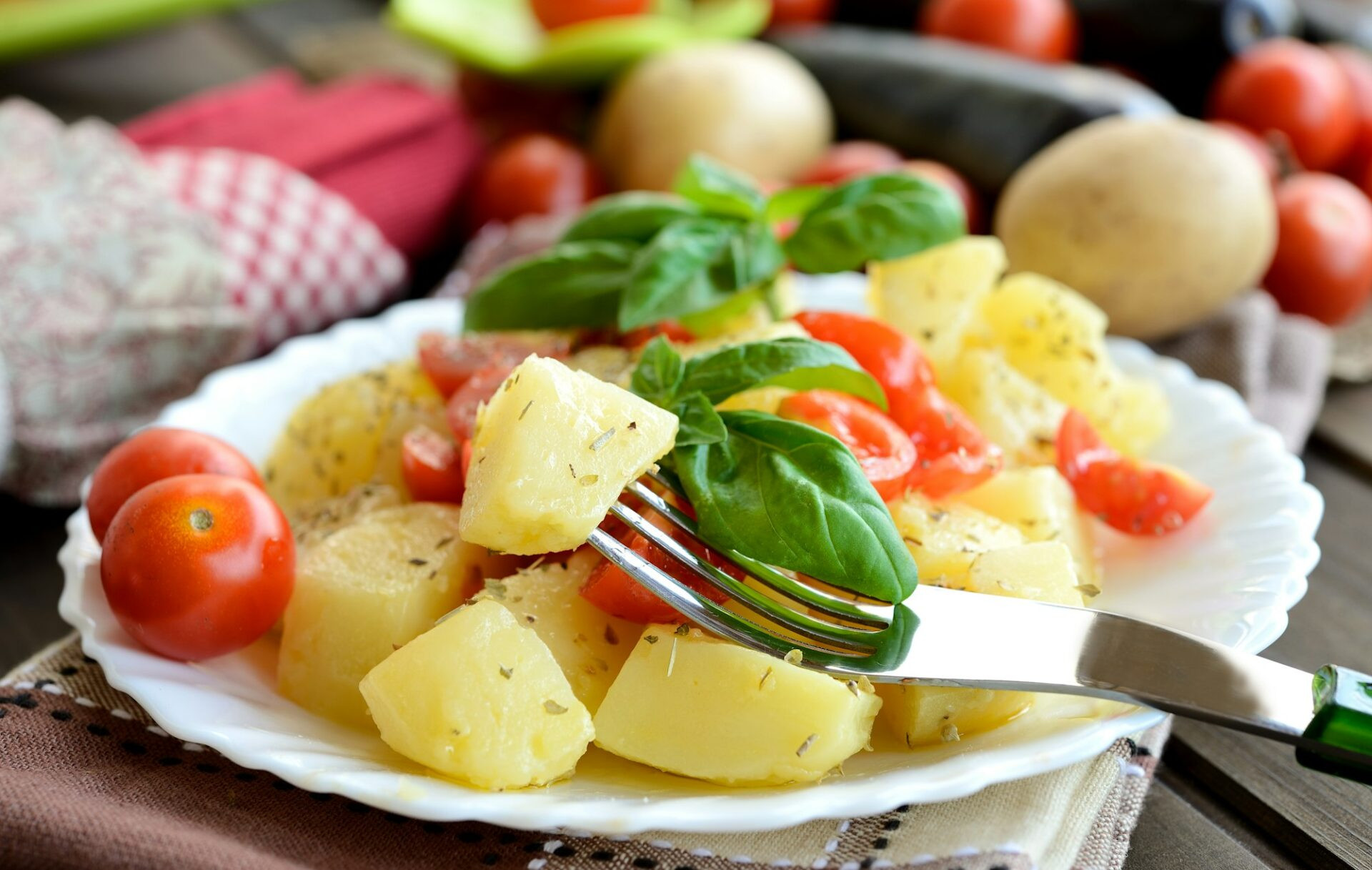 salade de pommes de terre à l'huile d'olive, tomate et basilic