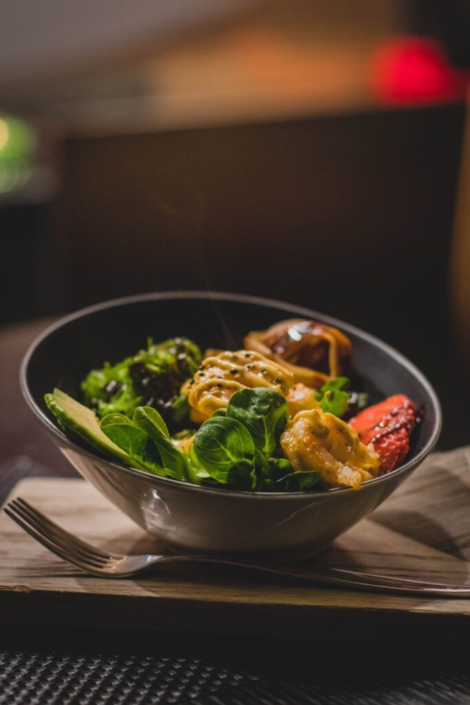 Délicieuse salade de crevettes grillées avec des légumes frais, parfait pour un repas sain.