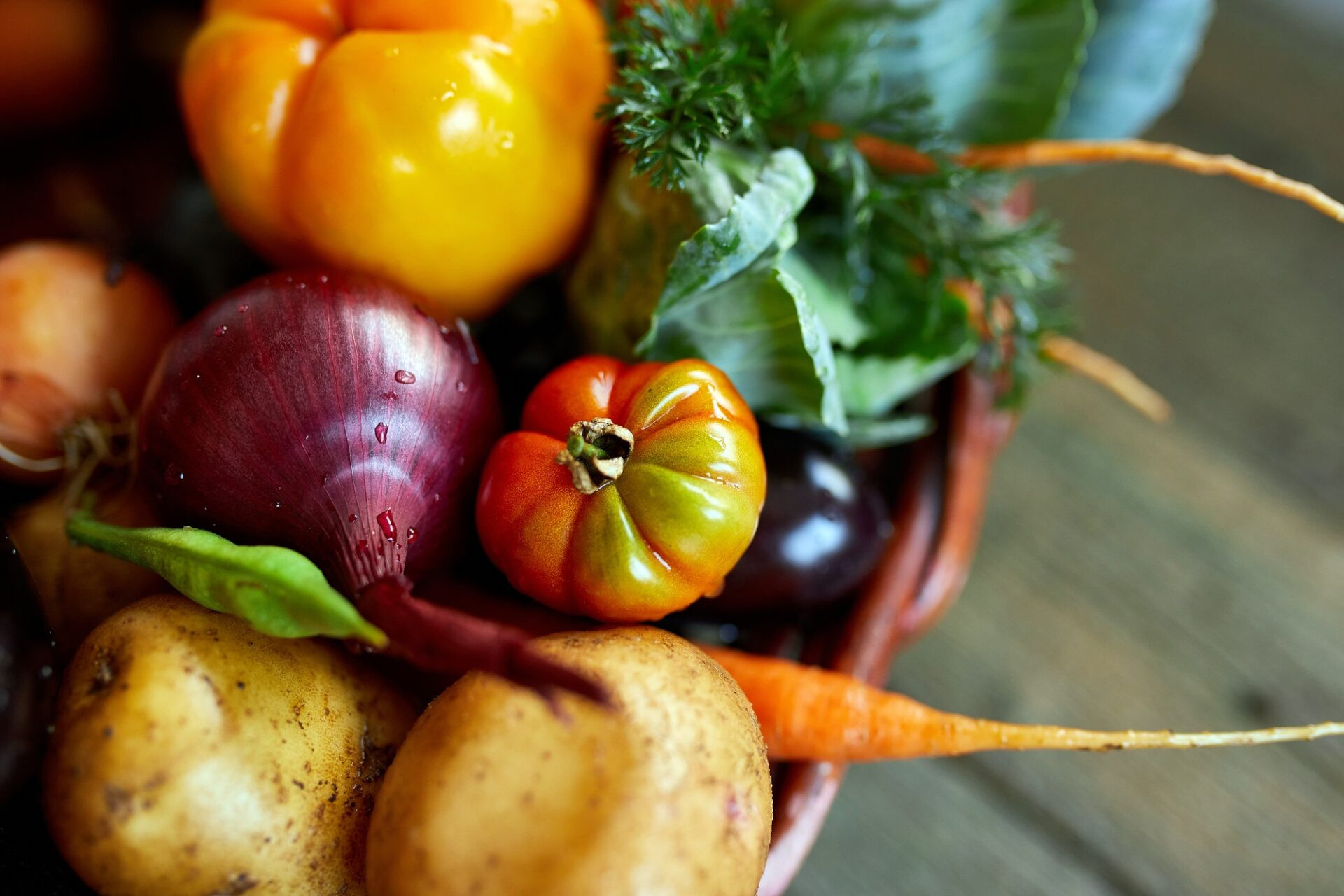 Assortiment de légumes frais dans un panier, bio sain et des aliments biologiques sur fond en bois, style de marché de la campagne, produits de jardin, aliments végétariens et aliments propres.